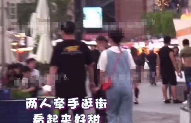 阚清子与神秘男牵手逛街疑似新恋情曝光男方被扒出老板身份